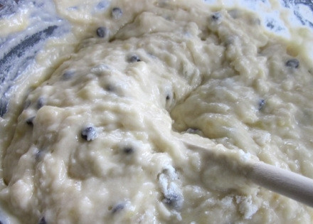 1. Этап. Вкусные кексы в формочках: 7. Начните как следует перемешивать, пока масса не станет однородной, без комочков. К этому времени разогрейте до 200 градусов духовку.