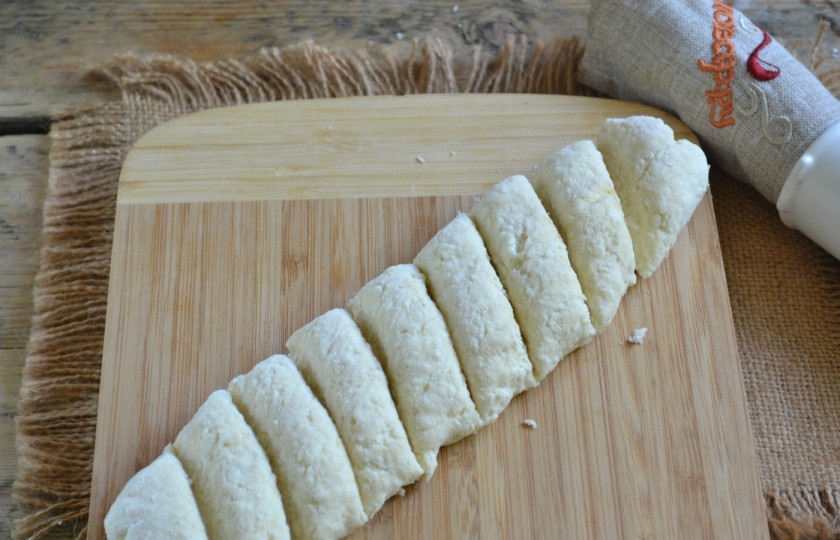 1. Этап. Ленивые вареники с творогом: Раскатайте тесто в длинную колбаску, порежьте его на кусочки небольшого размера.