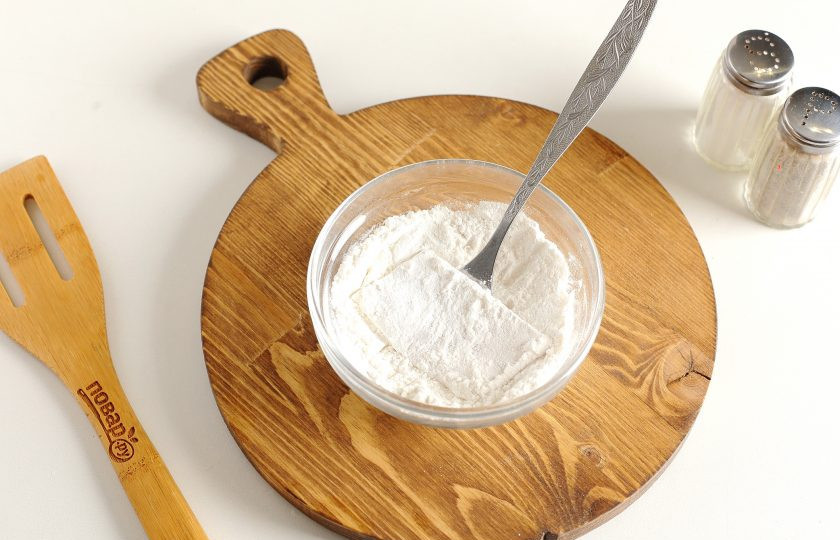 1. Этап. Шницели из кальмаров: Разогрейте в сковороде растительное масло, а тем временем в отдельной емкости соедините 2 ч.л. крахмала и 2 ч.л. муки. Обваляйте поочередно кусочки кальмара.