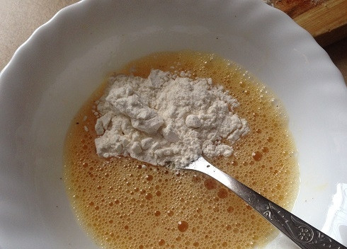 1. Этап. Авокадо во фритюре: А теперь добавим 1,5 столовых ложки муки и крахмал, тщательно, чтобы не было комочков, перемешаем вилкой или венчиком.