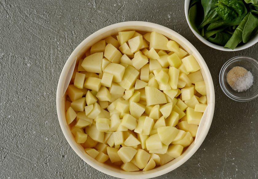 1. Этап. Слойки с картошкой: Картошку очистите и порежьте на мелкие кубики. Готовьте картошку на пару 15 минут.