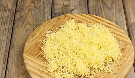 1. Этап. Салат Черепаха с яблоками и сыром: 9. Натрите твердый сыр.