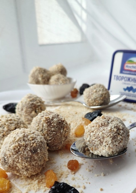 1. Этап. Творожный десерт с сухофруктами: Шарики выкладываем на тарелку и убираем в холодильник.