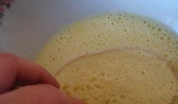 1. Этап. Хлеб в кляре: 2. Тем временем делаем кляр: взбиваем яйца с молоком, мукой и специями. Каждый кусок макаем в кляр со всех сторон и выкладываем на сковороду.