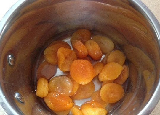 1. Этап. Печенье Уши Амана: 6. Начинку будем делать из кураги. Заливаем курагу водой и варим минут 15.