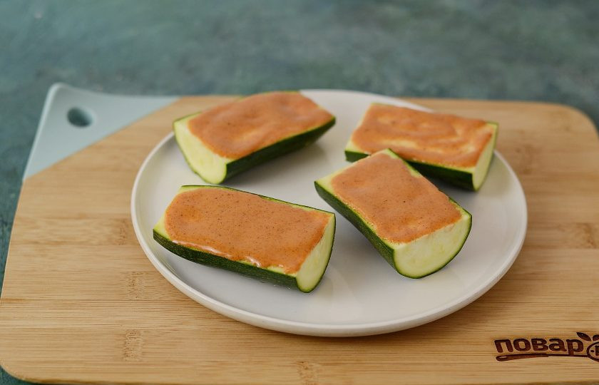 1. Этап. Кабачки с паприкой в духовке: Смажьте получившейся пастой кабачки.