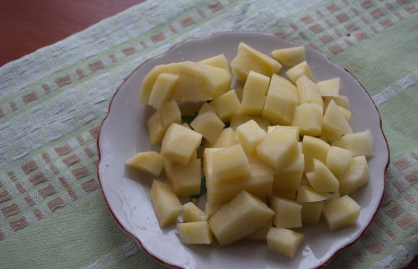 1. Этап. Суп затирка с мясом: Картофель очистить и нарезать мелким кубиком так, чтоб он успел свариться за 10 минут.