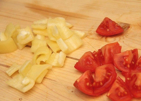 1. Этап. Говядина с овощами: Болгарский перец и помидоры нарезаем кубиками.