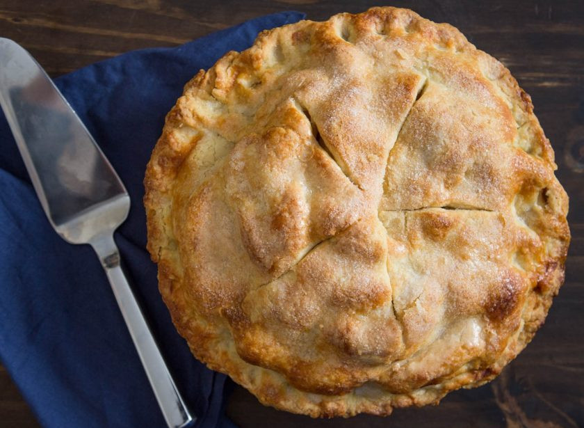 1. Этап. Пирог с ароматными яблоками: Отправляем пирог в духовку, предварительно разогретую до 180-200 градусов. Выпекаем в течение 25 минут, после окончания пирог остужаем на протяжении 2 часов. Приятного аппетита!