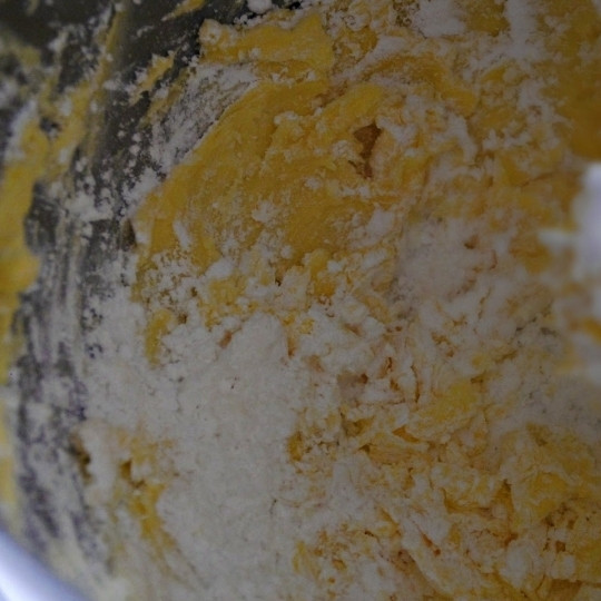 1. Этап. Крем для бисквитного торта: Уменьшаем скорость до низкой и, не прекращая взбивание, вводим в смесь сахарную пудру.