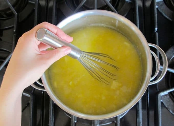 1. Этап. Суп с луком-пореем и картофелем: 5. В конце добавьте картофель с бульоном. Проварите суп пару минут.