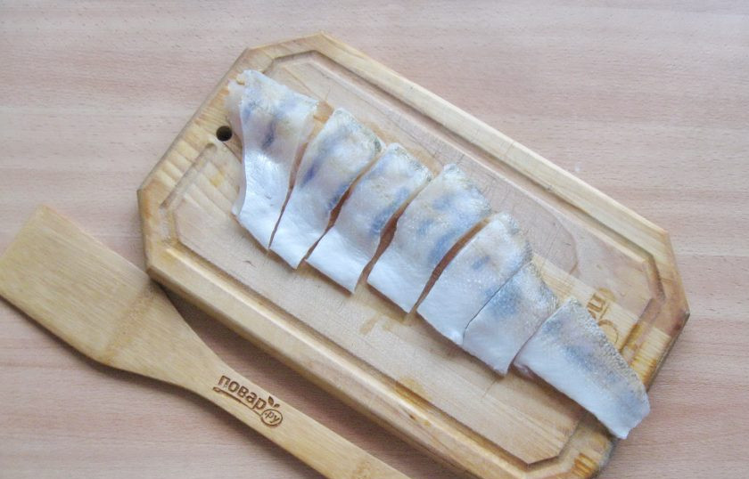 1. Этап. Солянка из судака: Филе судака помойте и нарежьте на кусочки.