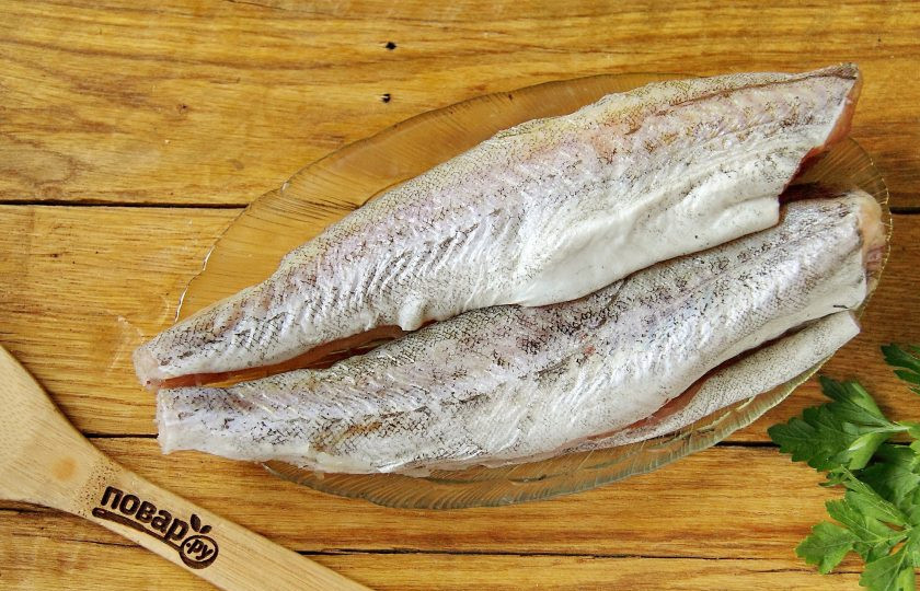 1. Этап. Минтай на гриле: У рыбы обрежьте хвост и плавники, удалите если необходимо внутренности, после чего промойте и обсушите бумажным полотенцем.