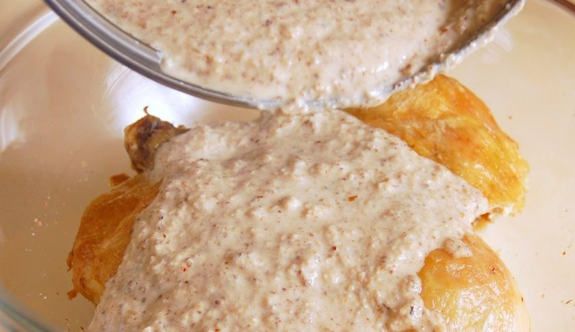 1. Этап. Сациви с курицей по-грузински: Курицу залейте соусом, убрав в холодильник.