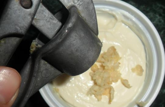 1. Этап. Салат Малахитовый браслет с киви: Сделайте заправку. В майонез добавьте чеснок, пропущенный через чеснокодавку. Хорошо всё перемешайте.