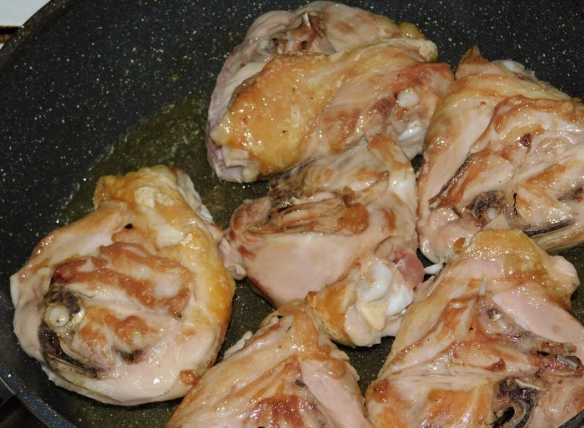 1. Этап. Курица с беконом и грибами: Обжарьте на горячей сковороде курицу.