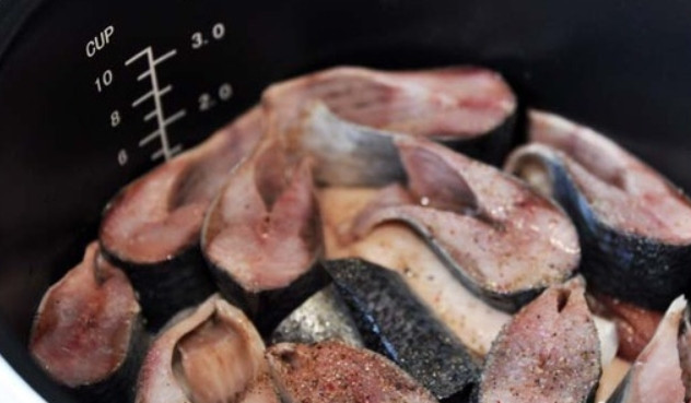 1. Этап. Сельдь тушеная: Сверху выкладываем сельдь. Присыпаем специями и поливаем лимонным соком по вкусу.