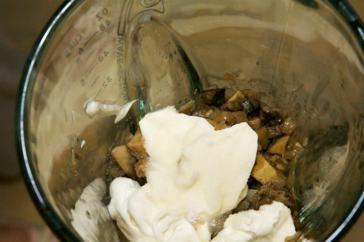 1. Этап. Соус из сливок для курицы: 5. Добавить сметану и при желании любимые специи.