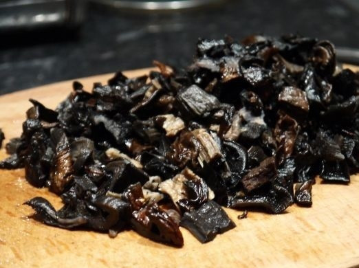 1. Этап. Салат с грибами, курицей: 1. Грибочками нужно заняться заранее: вымойте их как следует, залейте горячей водой. Примерно через часик воду слейте, грибы снова промойте. После обсушите и нарежьте.