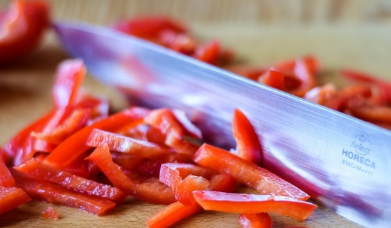 1. Этап. Маринованная капуста с луком: Из перца удалите семечки. Помойте его и нарежьте соломкой.