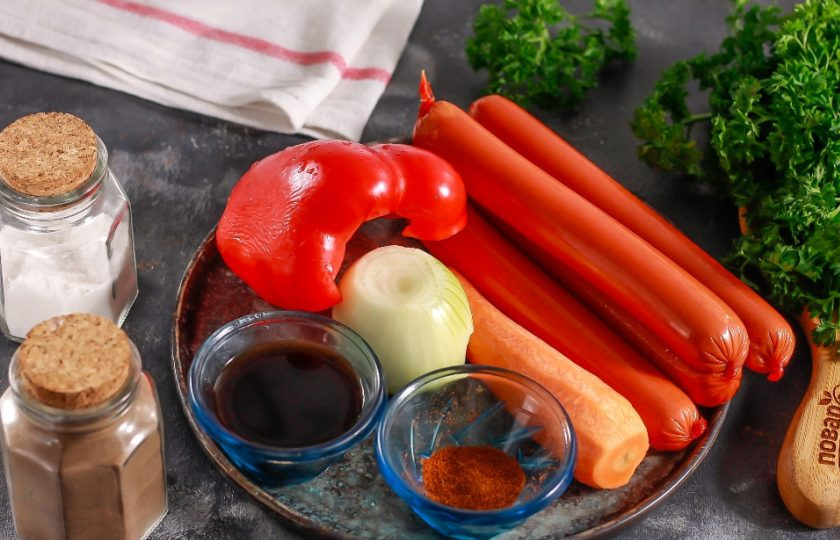 1. Этап. Сосиски по-корейски: Подготовьте указанные ингредиенты. Сосиски можно использовать обычные молочные или копченые.