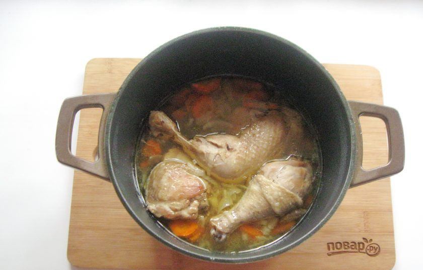 1. Этап. Курица с грибами в казане: Накройте казан крышкой и тушите курицу на среднем огне 20-25 минут.