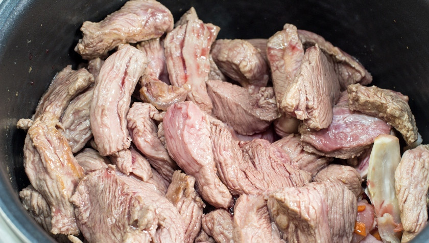 1. Этап. Говядина с шампиньонами в мультиварке: Говядину так же обжариваем на сковороде до легкого золотистого цвета, выкладываем в мультиварку, солим, перчим и вливаем вино. Теперь выбираем режим 