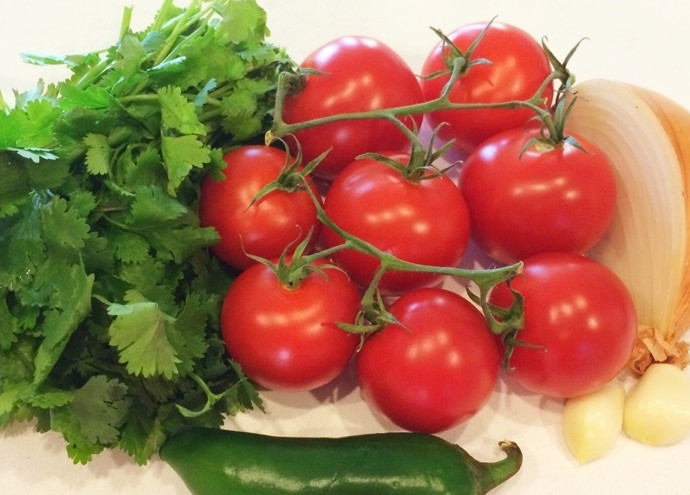 1. Этап. Свежая томатная сальса: 1. Первым делом вымойте хорошенько овощи, очистите лук и чеснок от шелухи.