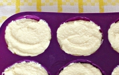 1. Этап. Сырники из творога и сметаны: Раскладываем творожную массу по формочкам.