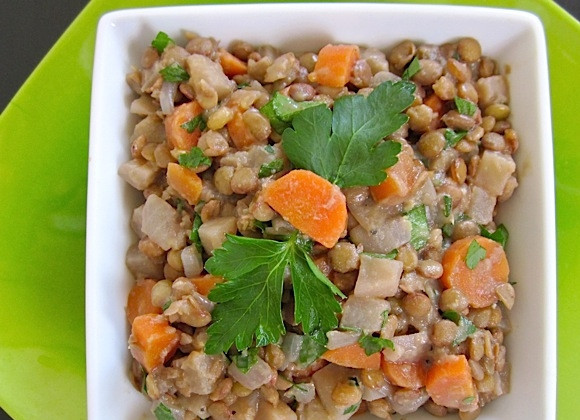 1. Этап. Салат из чечевицы с горчицей: 10. Подавайте блюдо сразу или отправьте в холодильник.