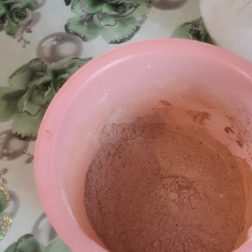 1. Этап. Шоколадные кексы на кефире: Муку просеять вместе с какао-порошком, добавить соду и разрыхлитель теста.