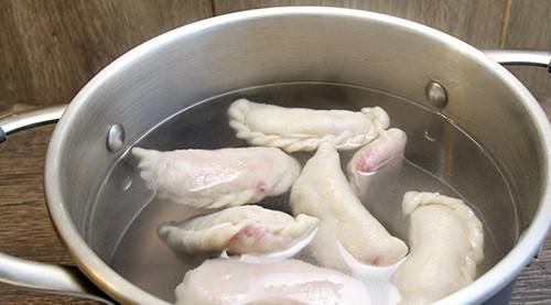 1. Этап. Вареники с вишнями (заварное тесто): 6. В кастрюлю наливаем воду, немного солим и доводим до кипения. Бросаем вареники в кипящую воду, после всплывания варим 2-4 минуты и вынимаем. По желанию смазываем готовые вареники сливочным маслом и подаем к столу.