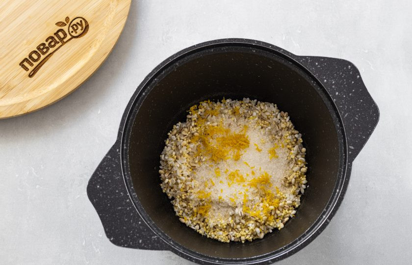 1. Этап. Каша Здоровье: Добавьте лимонную цедру, соль и сахар.