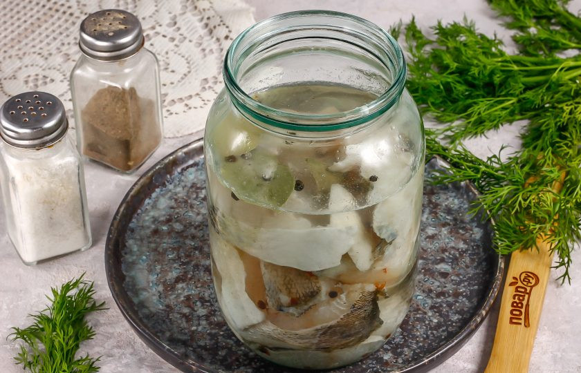 1. Этап. Малосольный судак: Выложите кусочки рыбы в банку или контейнер для пищевых продуктов. Залейте остывшим рассолом и поместите в холодильник на 2-3 дня. Обязательно взбалтывайте каждый день содержимое емкости для равномерного просола рыбной нарезки.