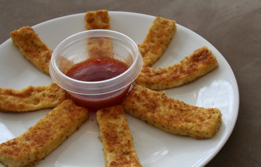 1. Этап. Жареный сыр тофу: 4. Обжаренные палочки тофу подаем с кетчупом или любым другим соусом, по желанию. Приятного аппетита!