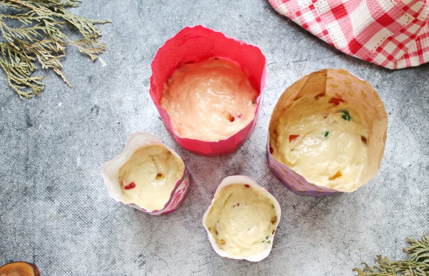 1. Этап. Очень мягкий пасхальный кулич: В формочки для куличей разложите тесто на 1/3 высоты, сформировав из частей шарики.