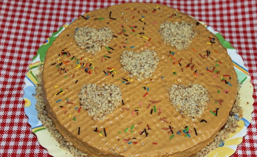 1. Этап. Торт со сгущенным молоком: Выкладывайте слои таким же образом и дальше, пока не закончатся вафли. Торт украсьте по желанию. Приятного чаепития!