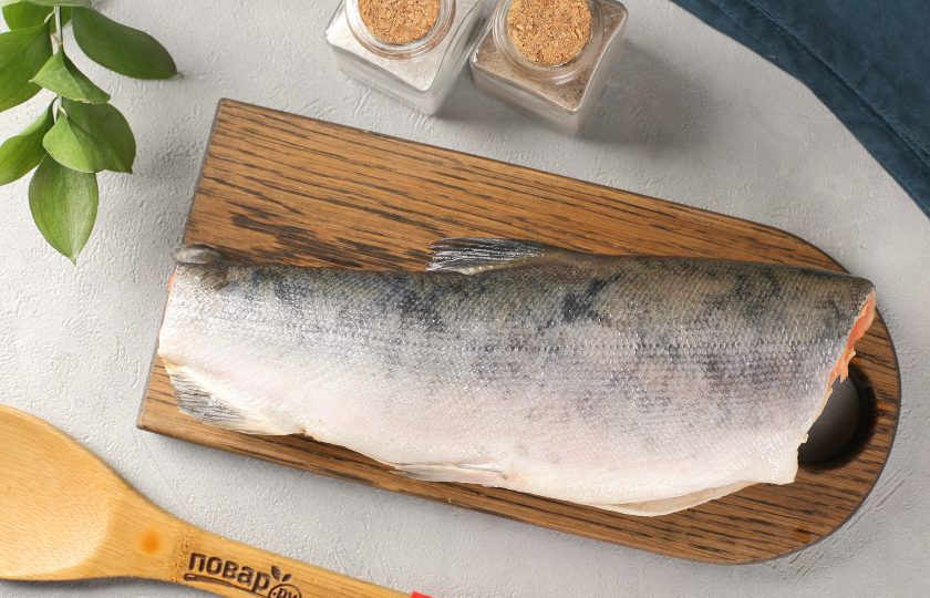 1. Этап. Посол мороженой красной рыбы: Рыбу (потрошоную и без головы) тщательно промойте, удалив хвост. Обсушите бумажным полотенцем.