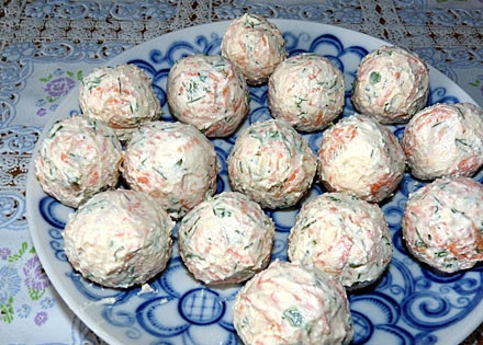 1. Этап. Чесночные шарики: 5. Скатайте шарики и поместите на полчаса в холодильник. Приятного аппетита!