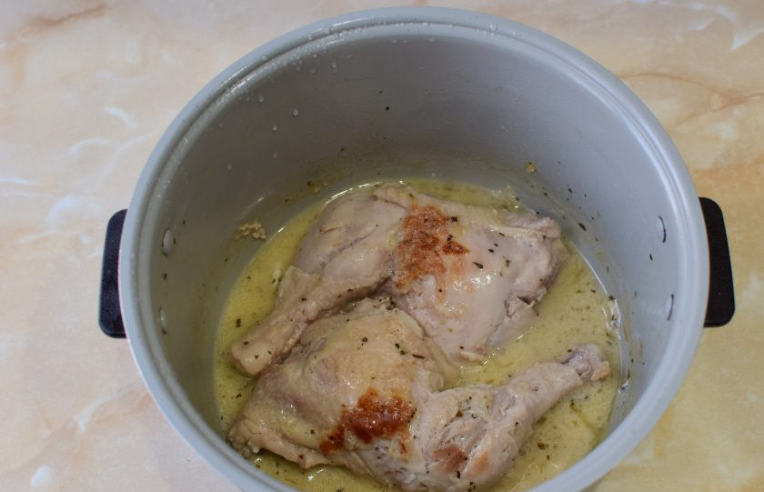 1. Этап. Куриные окорочка в сметанном соусе в мультиварке: Спустя указанное время окорочка готовы.