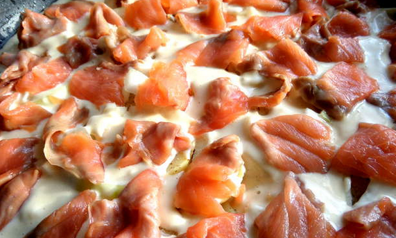 1. Этап. Наливной пирог с рыбой: Добавляем рыбу, порезанную кусочками.