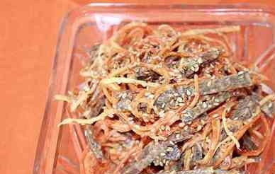 1. Этап. Салат из говяжьего сердца: Ставим в холодильник примерно на 30-45 минут, затем выкладываем в салатник и посыпаем оставшимся кунжутом.