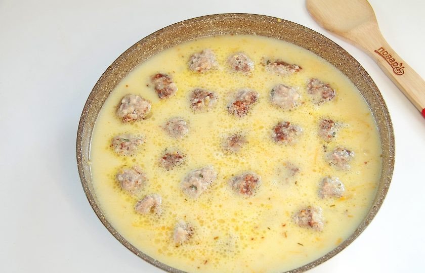 1. Этап. Фрикадельки с пармезаном и миндалем: 9. Переложите фрикадельки на тарелку, а на этой же сковороде обжарьте нарезанный кубиками лук и тертую морковь. Добавьте к овощам муку, перемешайте и тонкой струйкой влейте воду. В самом конце добавьте сметану, соль и специи по вкусу. В готовый соус верните фрикадельки и тушите их на небольшом огне под крышкой около 15 минут.