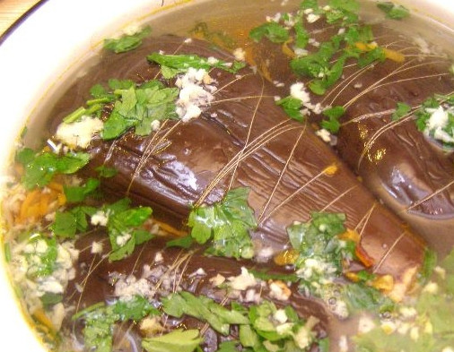 1. Этап. Синенькие с морковкой на зиму: Залейте фаршированные баклажаны маринадом, поставьте их под пресс в теплое место на 3 дня. Перед употреблением промывайте баклажаны. Таким образом смоется лишняя слизь и горечь маринада. Приятного аппетита!