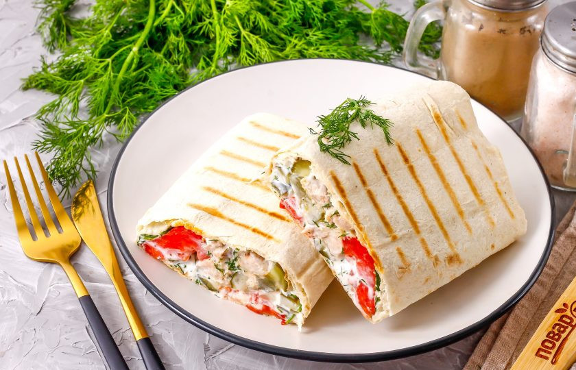 1. Этап. Азербайджанская шаурма: Готовое блюдо разрежьте пополам и подайте к столу горячим.