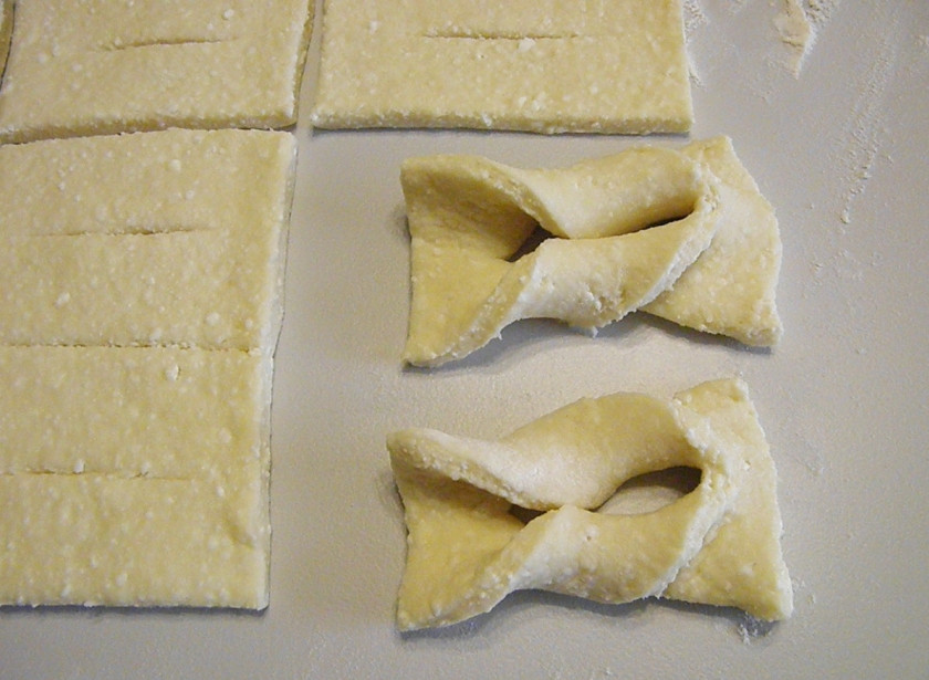 1. Этап. Вергуны на творожном тесте: И очень осторожно выверните один край через прорез. Получаются такие вергуны.