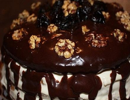 1. Этап. Торт Мишка: 6. Размешать сахар с какао. Залить их горячим молоком. Поставить на очень медленный огонь и помешивать, пока сахар не растворится. Сняв с огня, добавить сливочное масло. Залить готовой помадкой торт, немного остудить и поставить в холодильник на 2 часа.