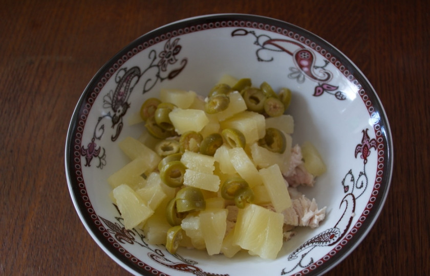 1. Этап. Салат Универсальный: Оливки нарезать на кружочки.