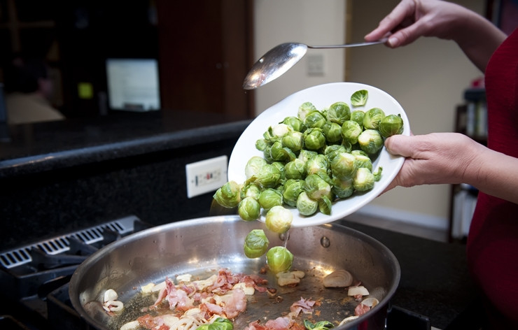 1. Этап. Брюссельская капуста запеченная: Высыпьте брюссельскую капусту к прошутто и прожарьте всё вместе. (минуты 2-3).