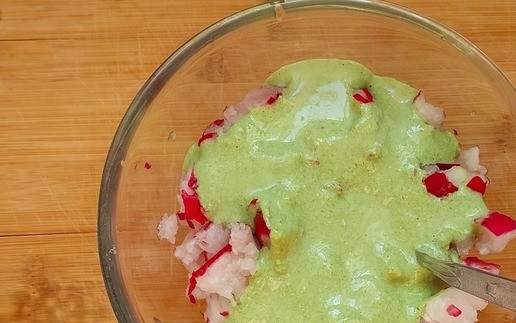 1. Этап. Салат с редисом и руколой Зелёнка: Смешать редис с заправкой